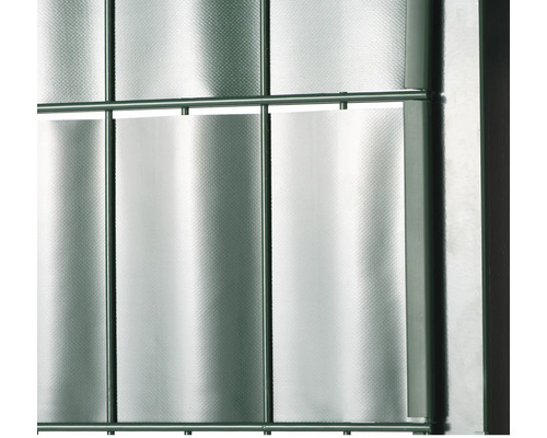 Detailansicht einer Glasbausteinwand mit Metallrahmen