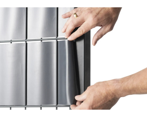 Installation einer Sichtschutzwand aus Metall