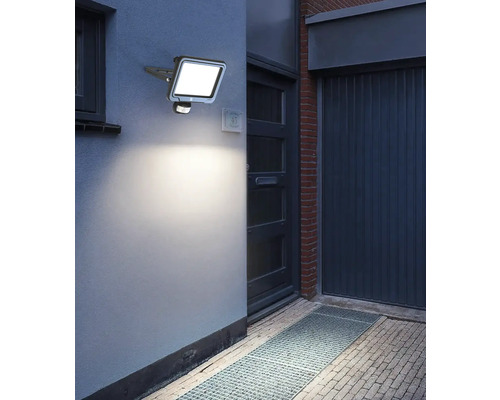 Außenaufnahme einer Hauswand mit montiertem LED-Strahler mit Bewegungsmelder