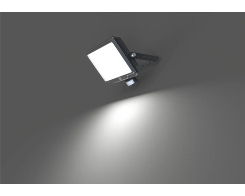 LED-Außenstrahler mit Bewegungsmelder an einer Wand