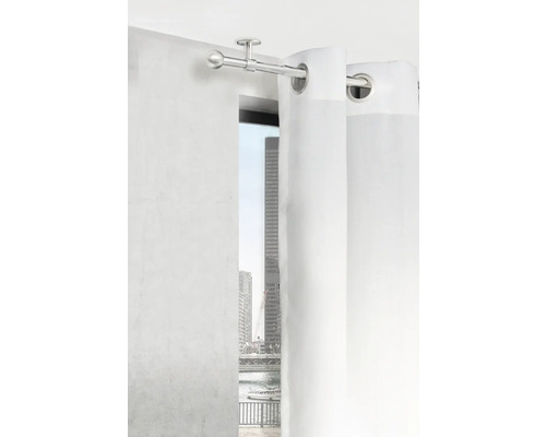 Gardinenstange mit Vorhang vor einem Fenster