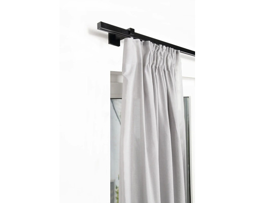 Gardinenstange mit Vorhang am Fenster