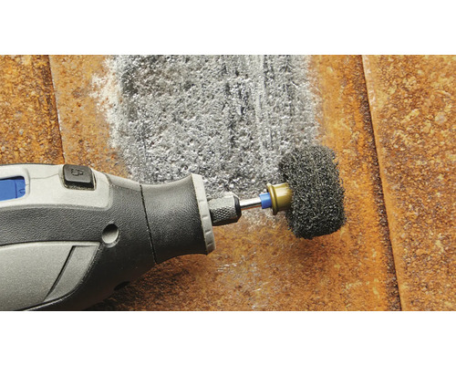 Rotationswerkzeug mit Reinigungsbürste auf Metall