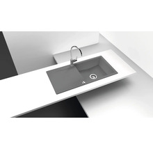 Küchenspüle mit Abtropffläche und Wasserhahn auf einer Arbeitsplatte