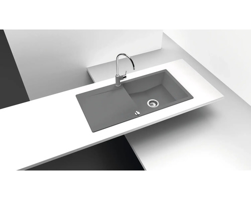 Küchenspüle mit Abtropffläche und Wasserhahn auf einer Arbeitsplatte