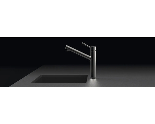 Küchenarmatur aus Metall neben Spülbecken