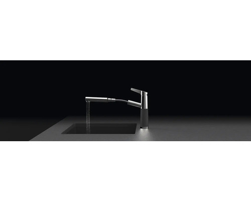 Küchenarmatur mit ausziehbarer Brause über Spüle