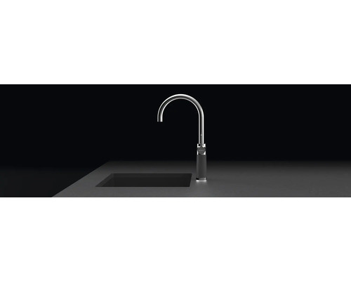 Küchenarmatur mit hohem Auslauf auf einer Arbeitsplatte neben einem Waschbecken