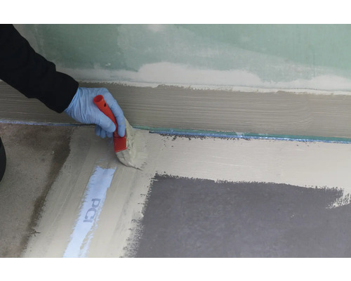 Abdichtung einer Ecke mit Dichtschlämme und einem Pinsel