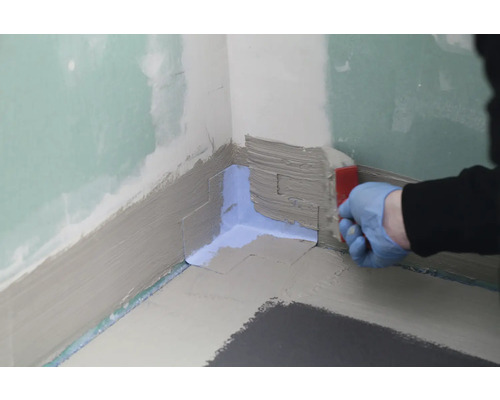 Abdichtung einer Ecke mit Dichtschlämme im Badezimmer