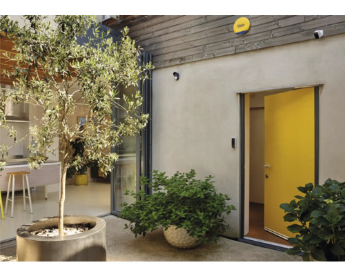 Hofansicht mit Baum, Pflanzen und Sicherheitstechnik von Yale