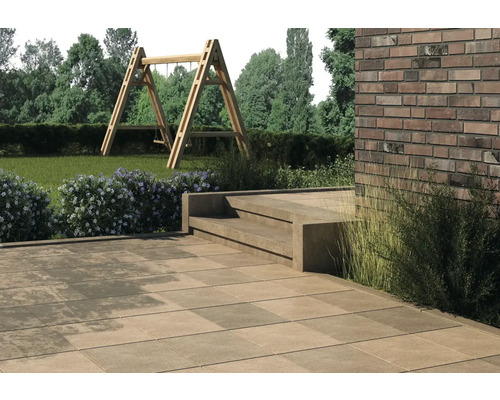 Terrasse mit Pflastersteinen, Treppe und Schaukel im Garten