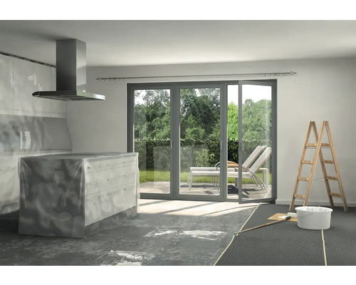 Szene einer renovierten Küche mit Abdeckmaterialien, Leiter, Eimer und Pinsel