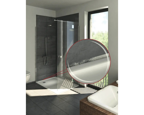 Badezimmer mit ebenerdiger Dusche, Duschabtrennung aus Glas und Fliesenwand