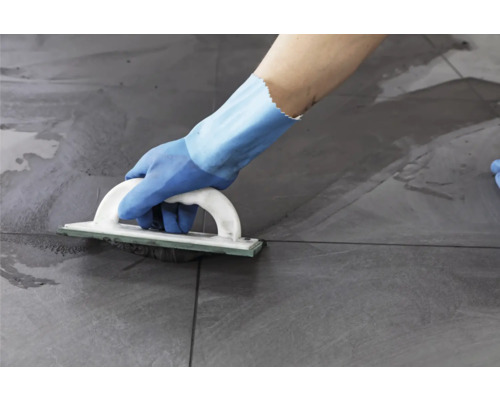 Verfugen von Fliesen mit einem Fugengummi