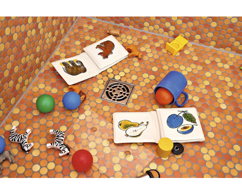 Badezimmer mit Mosaikfliesen, Duschabfluss und Spielzeug