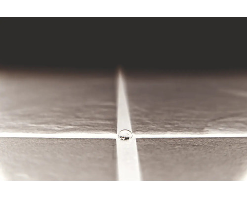 Fliesen mit Tropfen auf der Fuge