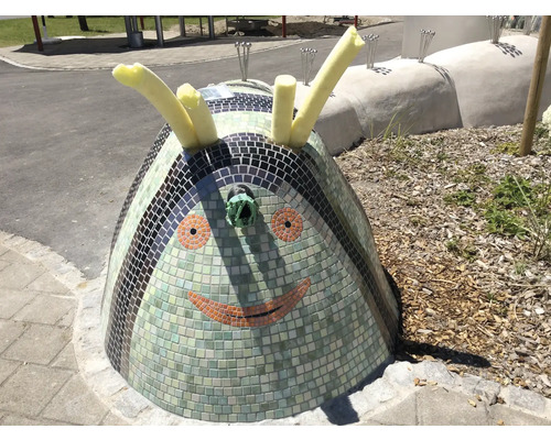 Dekorative Mosaikraupe mit freundlichem Gesicht für den Außenbereich