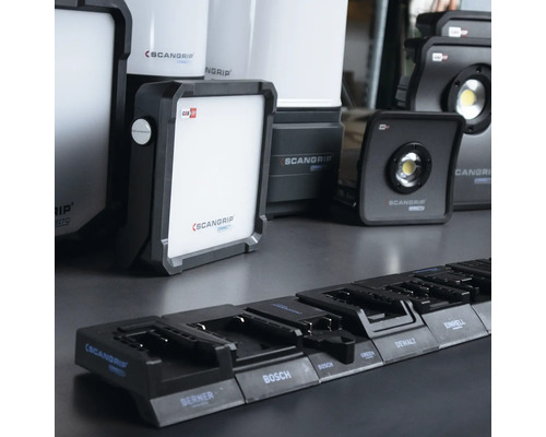 Verschiedene Scangrip Arbeitsleuchten und Ladestation für Elektrowerkzeug-Akkus.