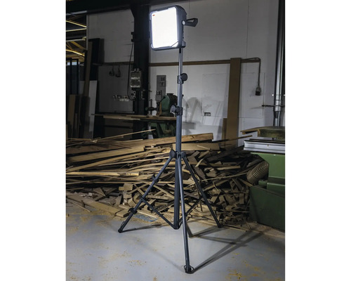 LED-Baustrahler auf Stativ für den Einsatz auf Baustellen