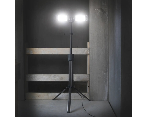 Baustellenstrahler mit Stativ im Innenraum