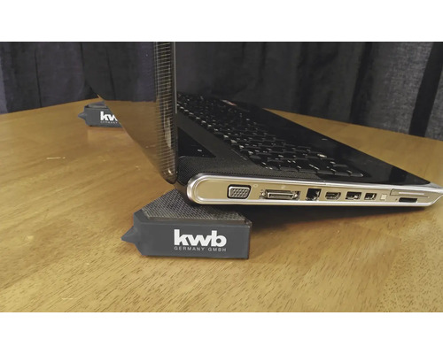 Laptop auf KWB Gerätefüßen auf einem Tisch
