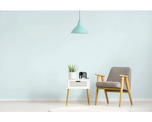 Wohnzimmer mit Sessel, Beistelltisch, Zimmerpflanze und Hängelampe