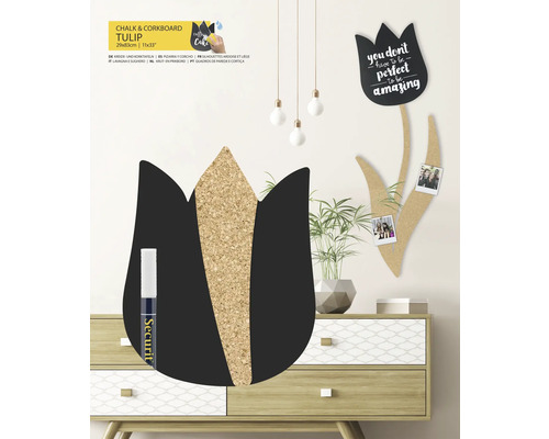 Kreidetafel und Pinnwand Tulpe vor einer Kommode mit Dekoration
