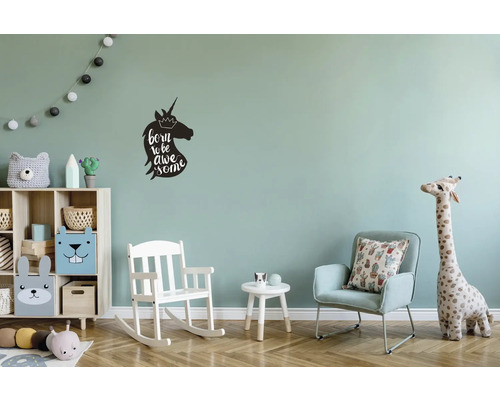 Kinderzimmer mit Regalen, Schaukelstuhl, Sessel und Einhorn Wandtattoo