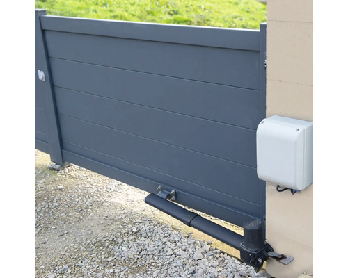 Automatisiertes Gartentor mit Torantrieb und Steuerungsgehäuse