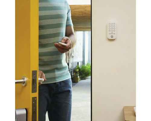 Mann öffnet Tür mit einem elektronischen Türschloss und einem Keyfob