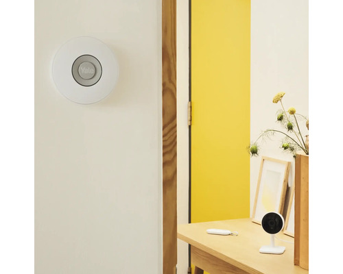 Innenaufnahme mit Yale Alarmanlagen-Zubehör auf einem Tisch