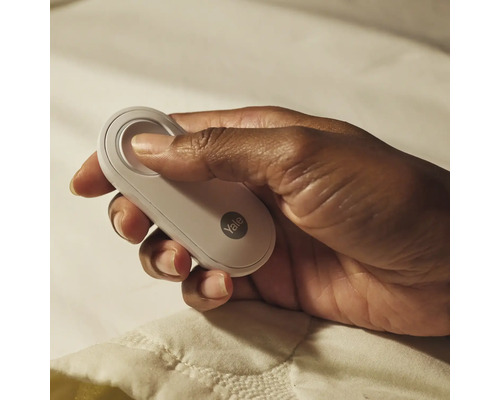 Eine Hand hält eine Yale Fernbedienung