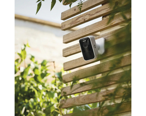Außenkamera an einem Holzzaun für die Überwachung