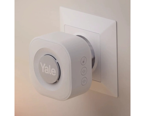Yale Logo auf einem Alarmgerät, das in eine Steckdose gesteckt ist