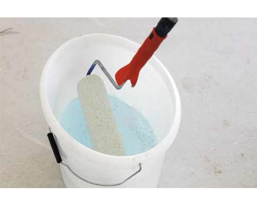 Farbeimer mit Farbroller zum Malen