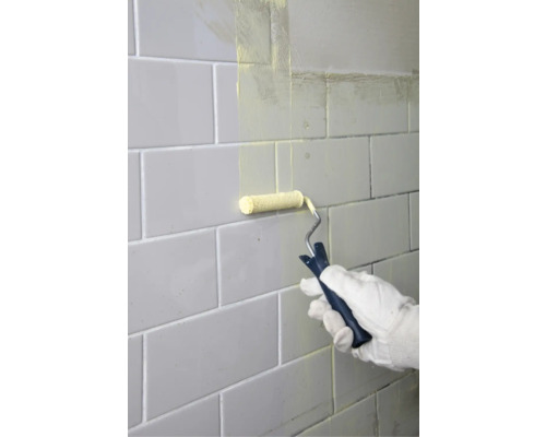 Fliesen werden mit einer Farbwalze gestrichen