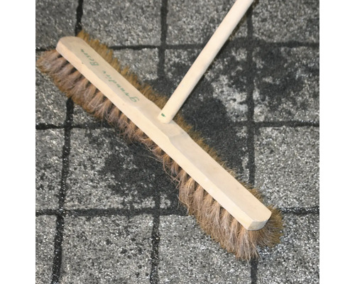 Kehrbesen mit Holzstiel und Naturborsten