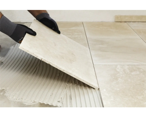 Fliesenleger verlegt Bodenfliesen