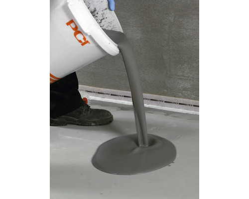 Aus einem Eimer mit dem PCI Logo wird graue Ausgleichsmasse gegossen.