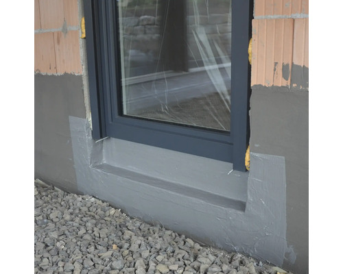 Fensteranschluss an einer Hauswand mit Abdichtung und Kies