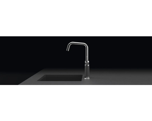 Küchenarmatur neben Spüle auf einer Arbeitsplatte