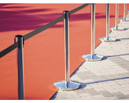 Absperrpfosten mit Gurt auf rotem Teppich