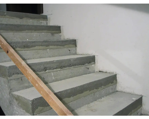 Betontreppe mit Holzhandlauf
