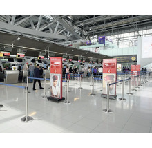 Flughafen Check-in Bereich mit Warteschlangenleitsystem