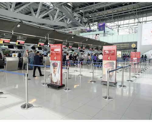 Flughafen Check-in Bereich mit Warteschlangenleitsystem