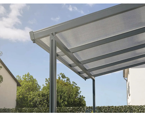 Detailansicht eines Carports mit Polycarbonatdach
