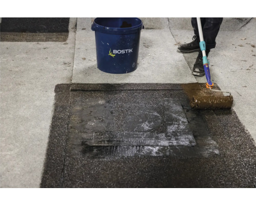 "Auftragen von Dachbeschichtung mit einer Farbwalze