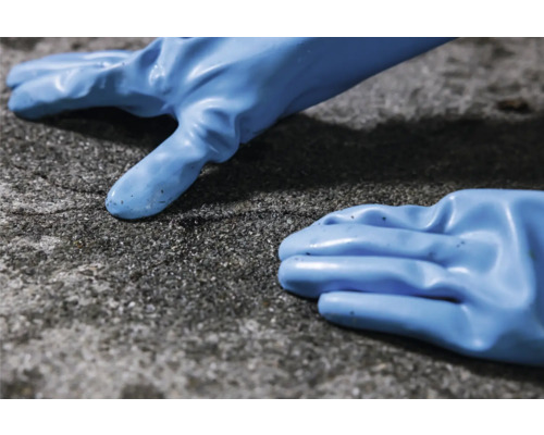 Zwei Schutzhandschuhe auf einer rauen Oberfläche