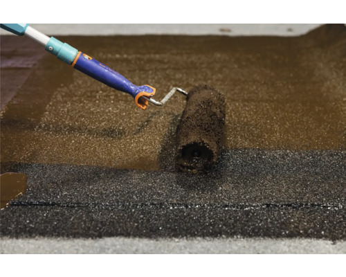 Dachbeschichtung mit Farbroller